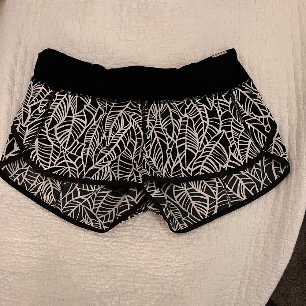 Lululemon Speed Up Low-Rise Lined Short, size 6